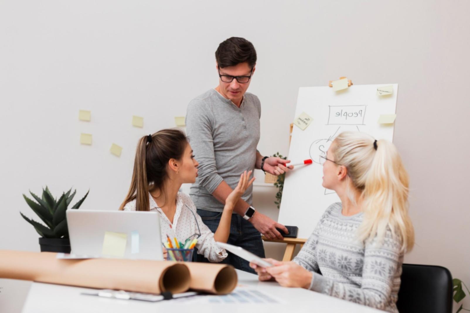 Workshopteilnehmer bei der Kostenplanung